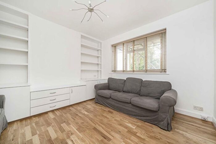 2 Bedroom Flat To Rent In Brewster Gardens, London, W10