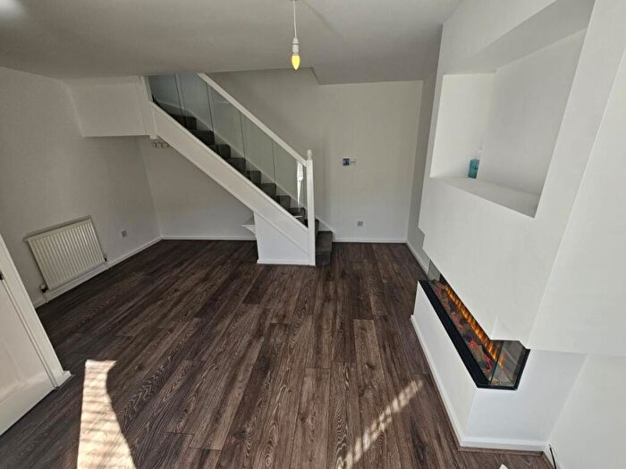 2 Bedroom Town House To Rent In Hunshelf Road, Chapletown, S35