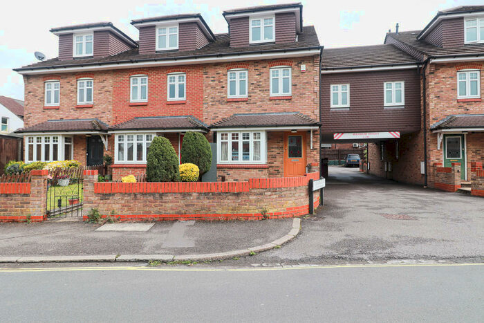 3 Bedroom Town House To Rent In Newport Road, Aldershot, GU12