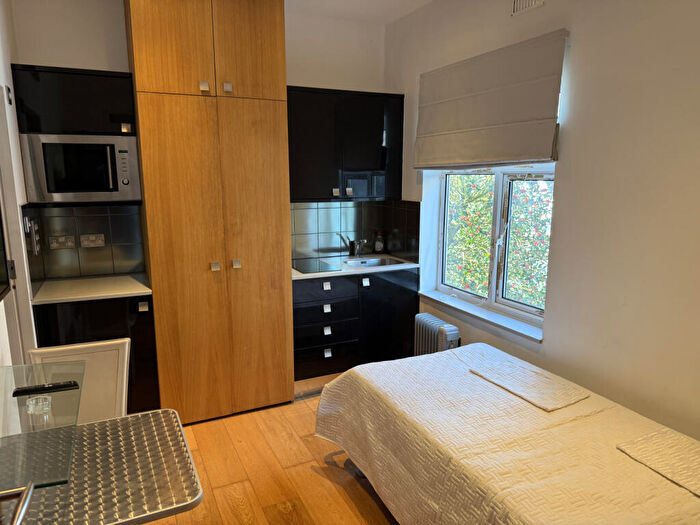 Studio To Rent In London, NW11