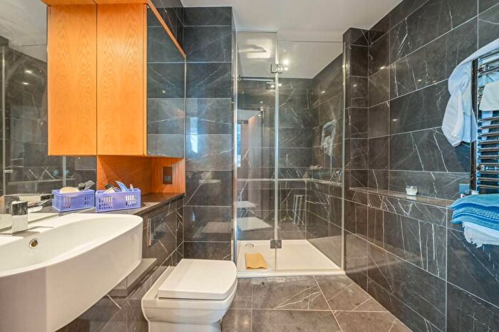 1 Bedroom Flat For Sale In Arena Tower, Canary Wharf, London, E14