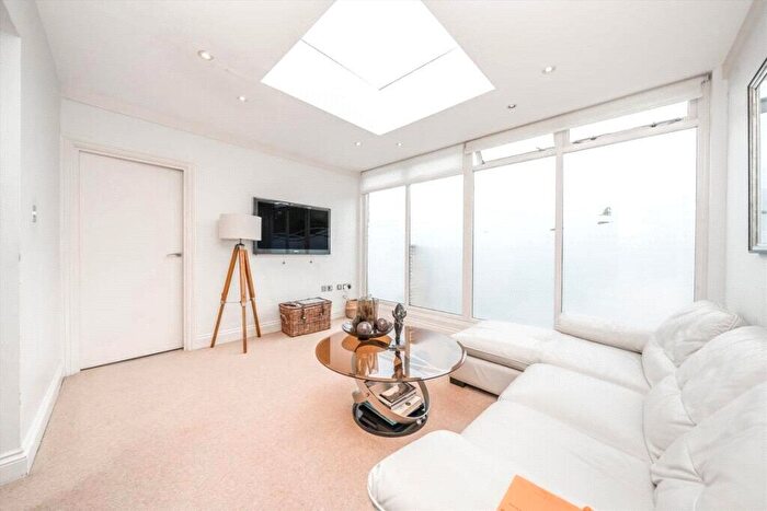 2 Bedroom Apartment To Rent In Creighton Avenue, London, N2