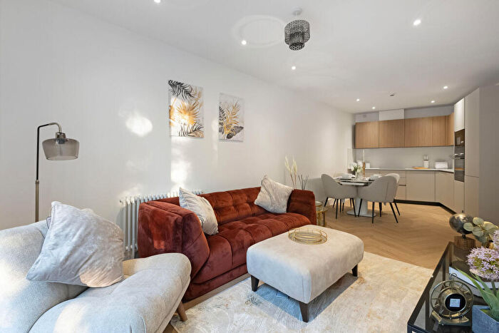 2 Bedroom Flat For Sale In Apartment, Treetops, Hermitage Road, Kenley, CR8