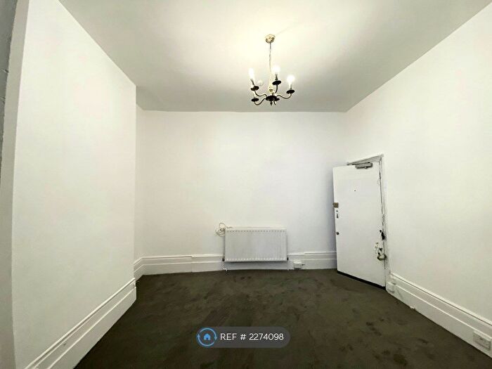 Studio To Rent In Holmdale Terrace, London, N15
