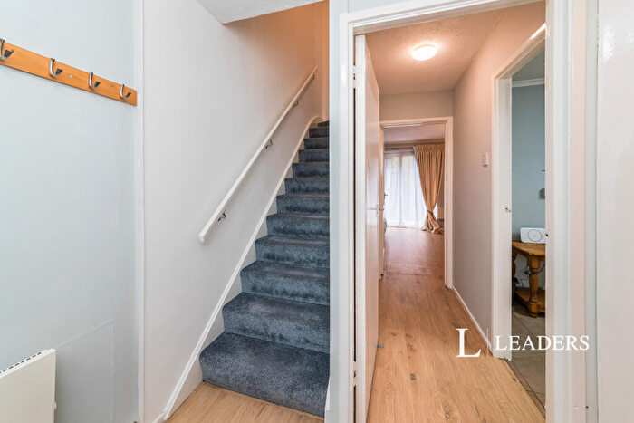 3 Bedroom Flat To Rent In Orchard Way, RH19