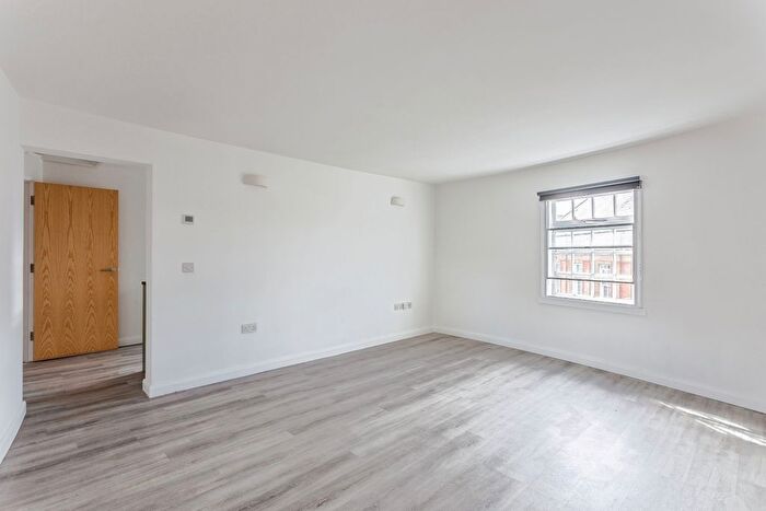 2 Bedroom Flat To Rent In Victoria Place, Axminster, EX13
