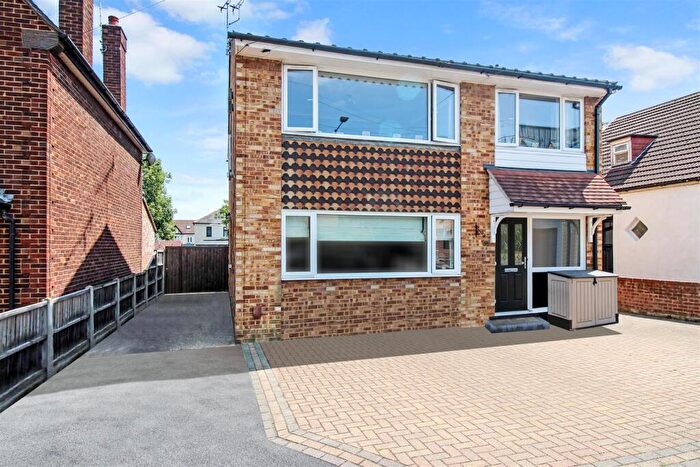 2 Bedroom Apartment For Sale In Station Road, Leigh-On-Sea, SS9