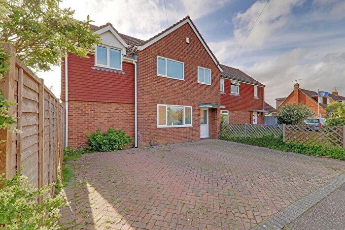 4 Bedroom Semi-Detached House To Rent In Silverdale Drive, Sompting, BN15