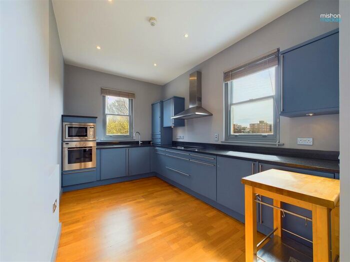 2 Bedroom Flat To Rent In Eaton Gardens, Hove, BN3