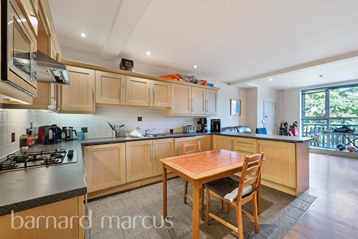 3 Bedroom Flat To Rent In Grosvenor Terrace, London, SE5