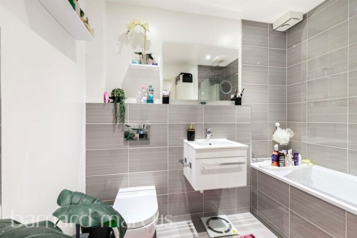 1 Bedroom Flat For Sale In Mollison Drive, Wallington, SM6