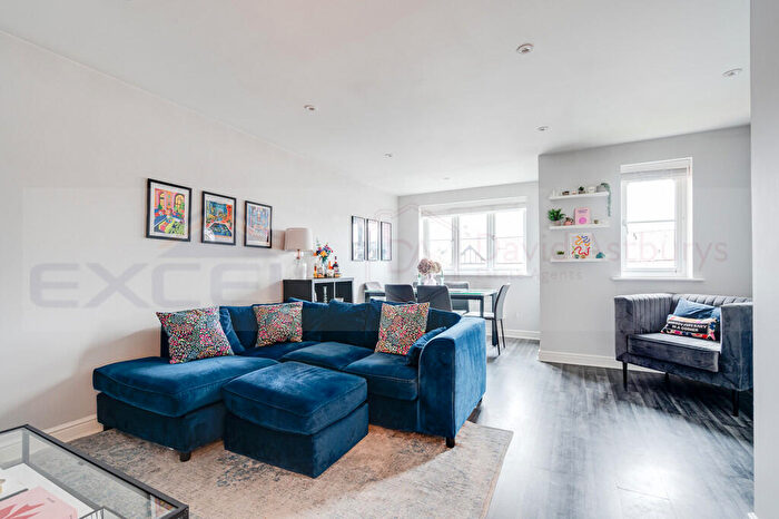 2 Bedroom Apartment For Sale In Kingweston Close, Cricklewood, London, NW2