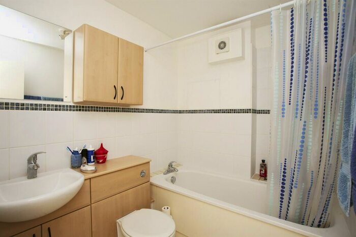 1 Bedroom Flat To Rent In Van Gogh Court, Amsterdam Road, Isle Of Dogs, E14