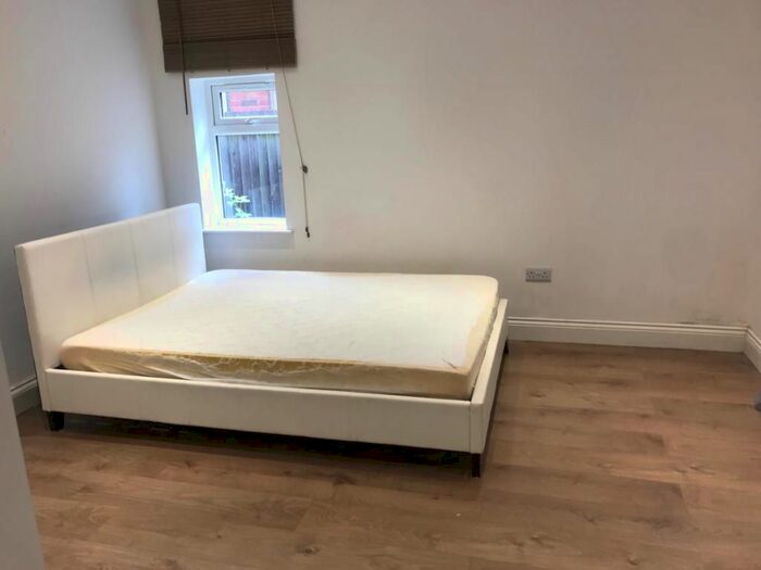 8 Bedroom Semi-Detached House To Rent In Ash Grove, Guildford, GU2