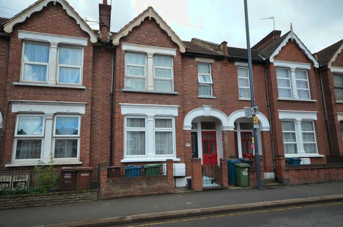 2 Bedroom Flat To Rent In Masons Avenue, Harrow, HA3