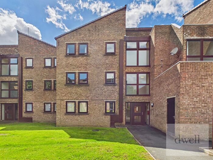2 Bedroom Flat For Sale In Springfield Court, Yeadon, LS19