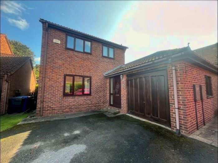 3 Bedroom House To Rent In Ash Tree Close, Chesterfield, S40