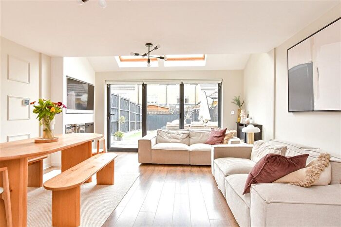 4 Bedroom Town House For Sale In Chapel Drive, Dartford, Kent, DA2