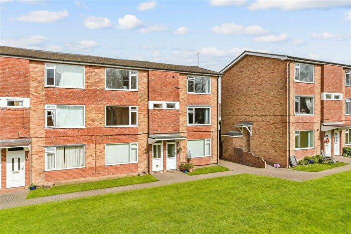 2 Bedroom Maisonette For Sale In Tupwood Lane, Caterham, Surrey, CR3
