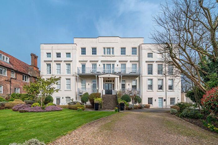 1 Bedroom Flat For Sale In Rotary Court, Hampton Court Road, East Molesey, KT8