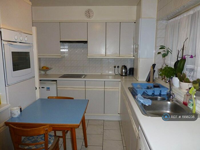 3 Bedroom Flat To Rent In Stonegrove Gardens, Edgware, HA8