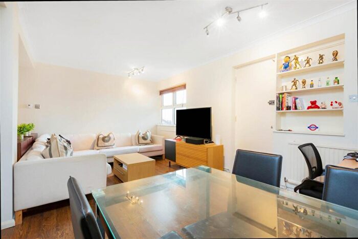 2 Bedroom Flat To Rent In Chertsey Court, Mortlake, SW14