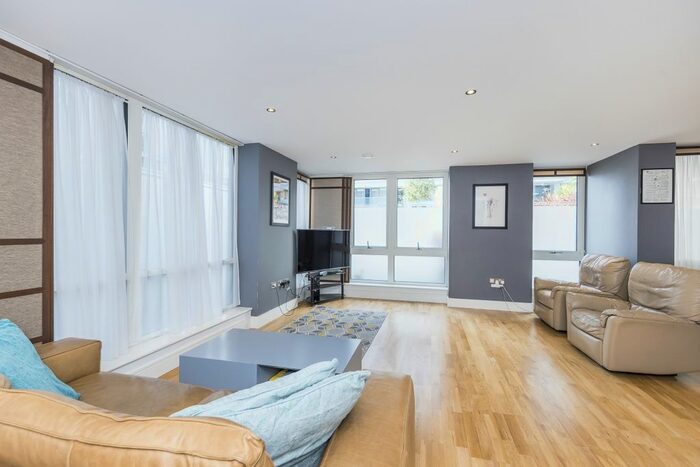 3 Bedroom Flat To Rent In Dowells Street, Greenwich, SE10