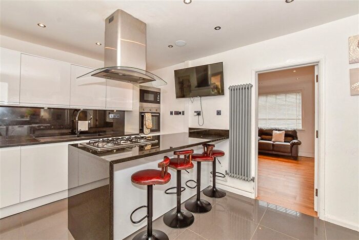 3 Bedroom Semi-detached House For Sale In The Chase, Tonbridge, Kent, TN10