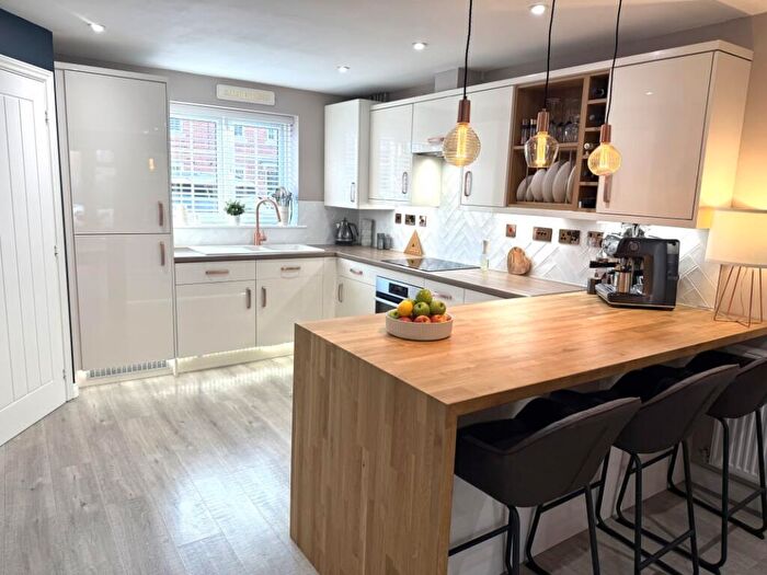 3 Bedroom Semi Detached House For Sale In Bancroft Drive, Doncaster, DN9