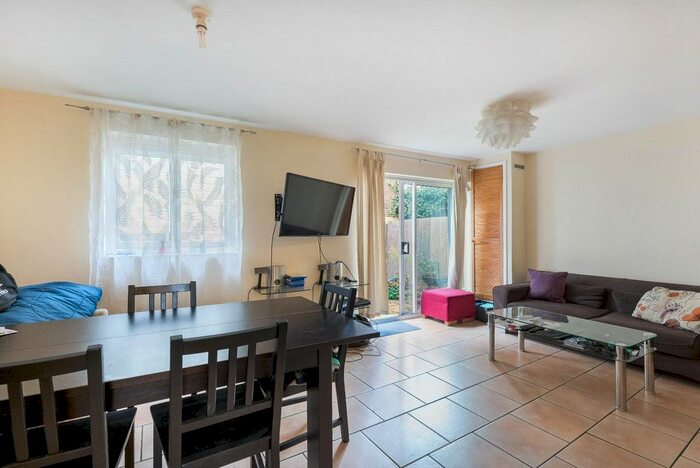 4 Bedroom Flat To Rent In Silverthorne Road, London, SW8