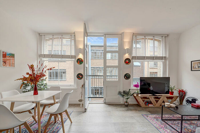 2 Bedroom Apartment To Rent In Clerkenwell London, EC1V