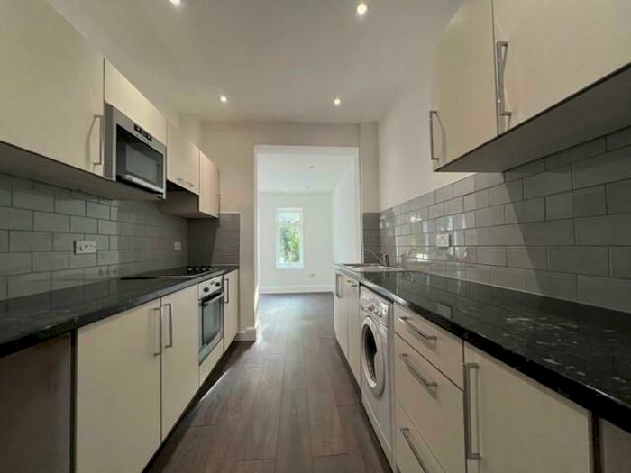 4 Bedroom Semi-Detached House To Rent In Hall Lane, Chingford, E4