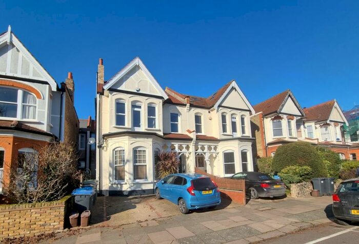 4 Bedroom Apartment To Rent In Broomfield Avenue, Palmers Green, N13