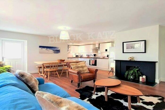 2 Bedroom Flat To Rent In St. Annes Close, London, N6