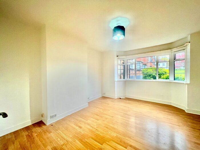 2 Bedroom Flat To Rent In The Lindens, Friern Park, North Finchley, London, N12