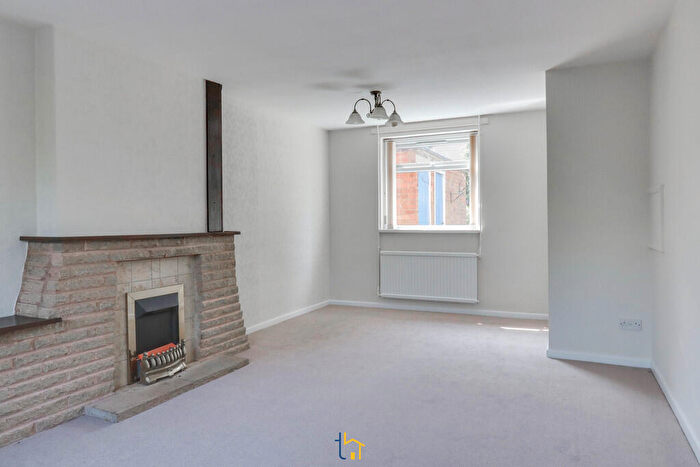 3 Bedroom Town House To Rent In Red House Close, Leicester, LE2
