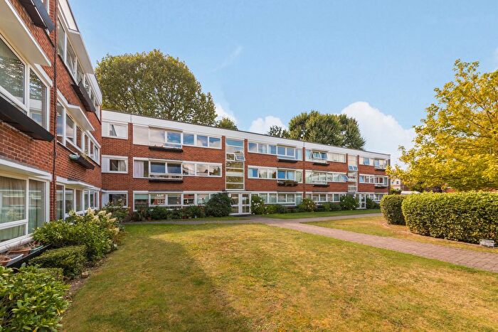 2 Bedroom Flat To Rent In Charmouth Court, Kings Road, TW10