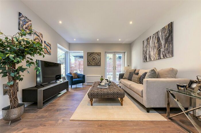 1 Bedroom Flat To Rent In Springfield Lane, Weybridge, Surrey, KT13