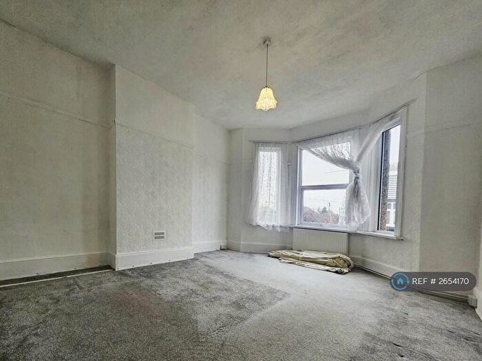 2 Bedroom Flat To Rent In High Street, Hadleigh, Benfleet, SS7