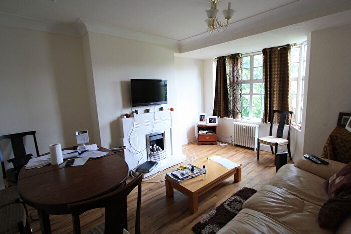 3 Bedroom Flat To Rent In Leigham Avenue, Stretham, SW16