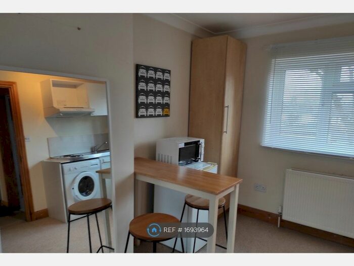 Studio To Rent In Hoylake Road, London, W3