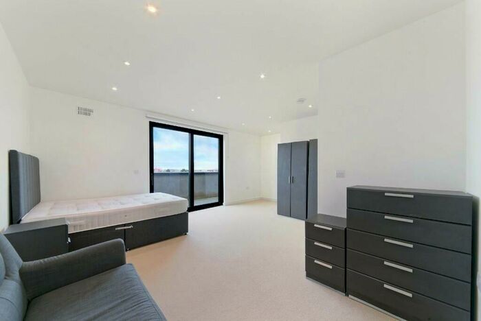 3 Bedroom Flat To Rent In Grafton Quarter, Croydon, London, CR0