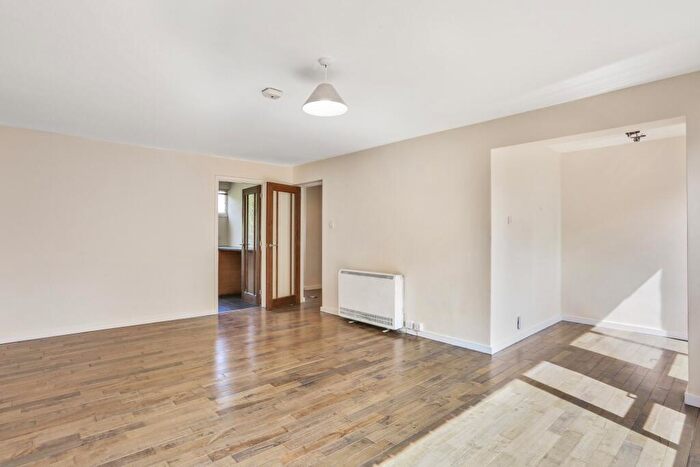 2 Bedroom Flat For Sale In Eaton Ct, Boxgrove Avenue, Guildford, GU1