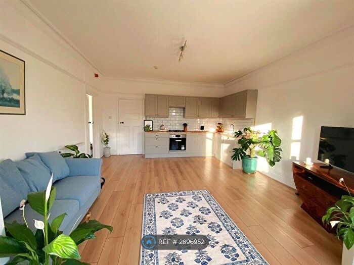 2 Bedroom Flat To Rent In De La Warr Road, Bexhill-On-Sea, TN40