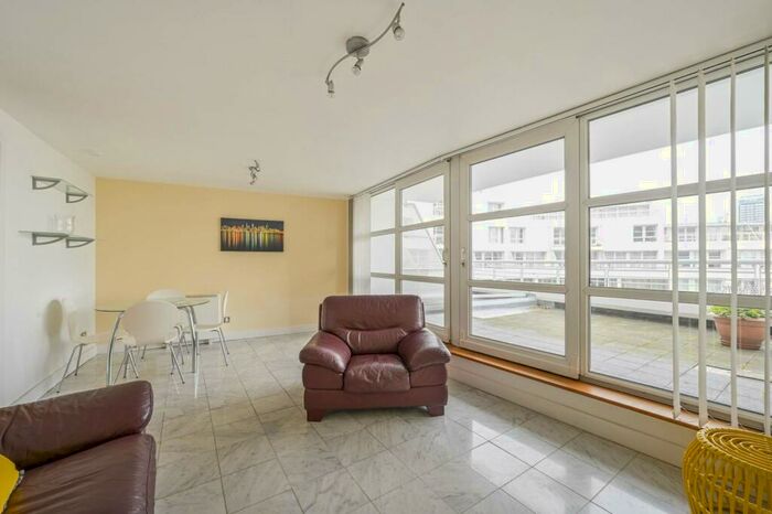 1 Bedroom Flat To Rent In Pierhead Lock, Canary Wharf, London, E14