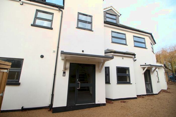 3 Bedroom Flat To Rent In Russell Road, Shepperton TW17