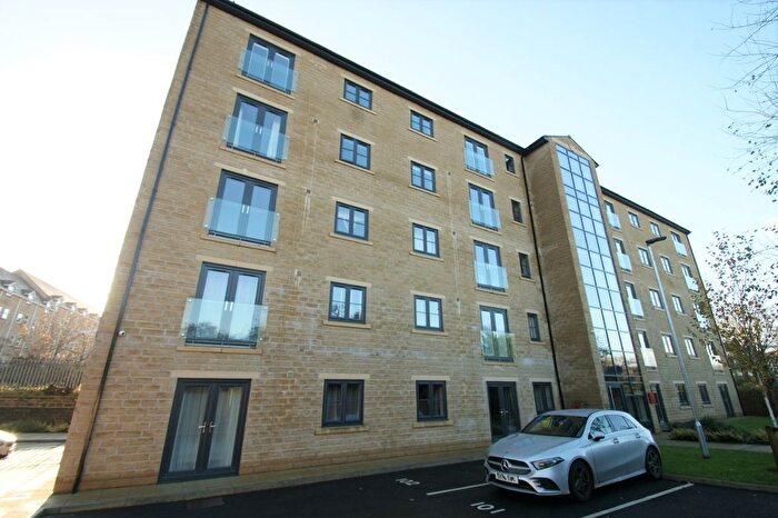 2 Bedroom Flat To Rent In Waterside View, Harrogate Road, Bradford, West Yorkshire, BD10