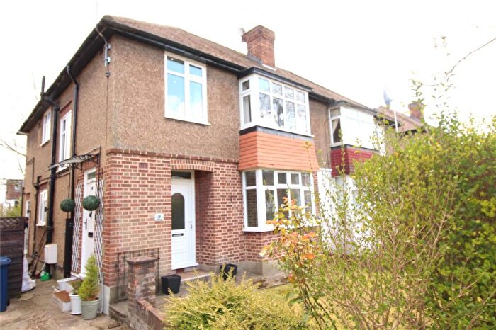 2 Bedroom Maisonette To Rent In Windsor Road, Barnet, Hertfordshire, EN5