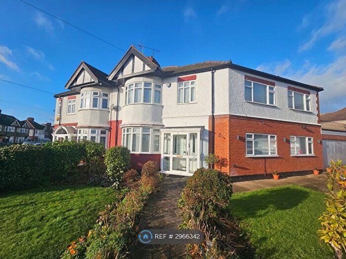 2 Bedroom Flat To Rent In Connaught Avenue, Enfield, EN1