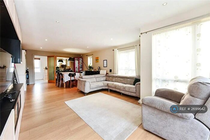 3 Bedroom Flat To Rent In Jupiter House, London, E14